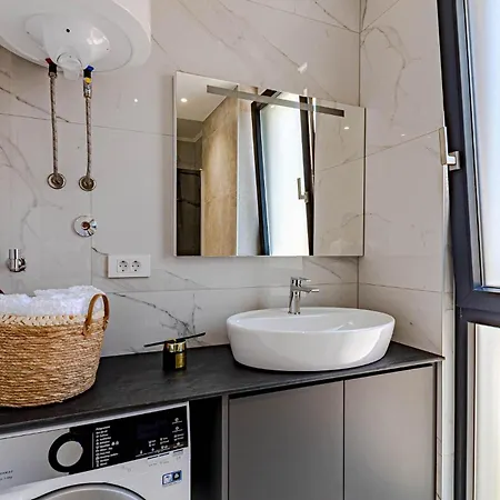 Stunning In With Kitchen Apartment *